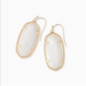 KENDRA SCOTT Elle Gold Drop Earrings In White Pearl